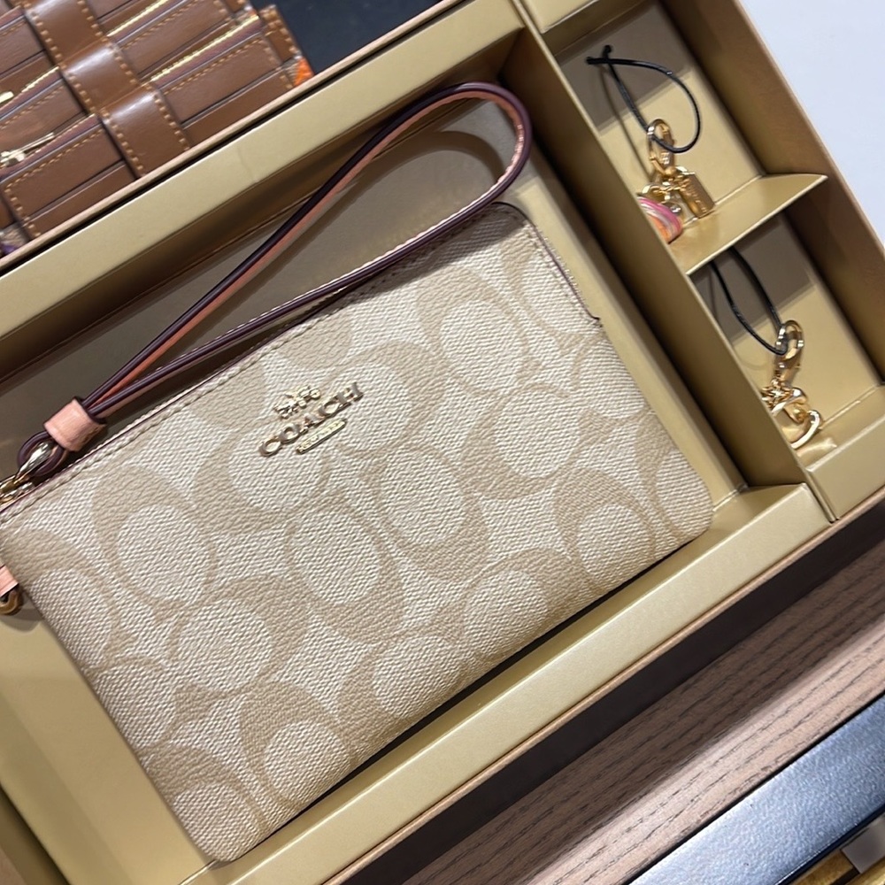 Coach Boxed Corner Zip Wristlet In Signature Canvas
Gold/Light Khaki/Faded Blush - Picture 6 of 16